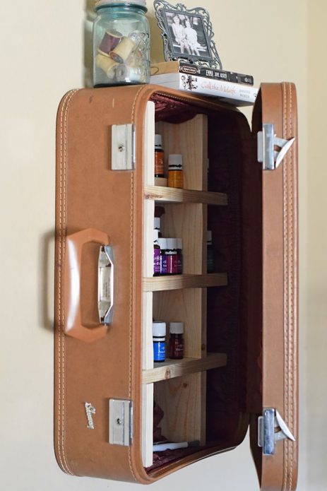 Dulap pentru medicamente dintr-o valiză veche
