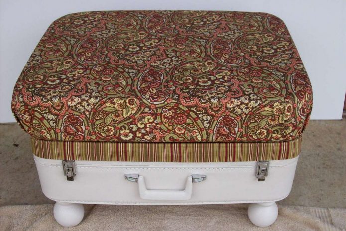 Miękka ławka ze starej walizki