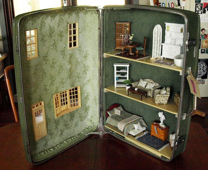 Casa de muñecas de una vieja maleta
