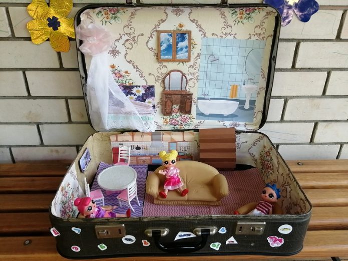 Maison de poupée d'une vieille valise