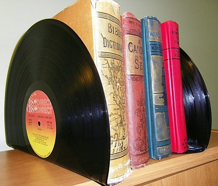 Boekenplank gemaakt van records
