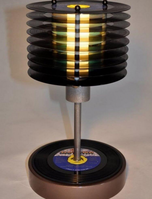 Bordlampe i en lampeskærm lavet af plader