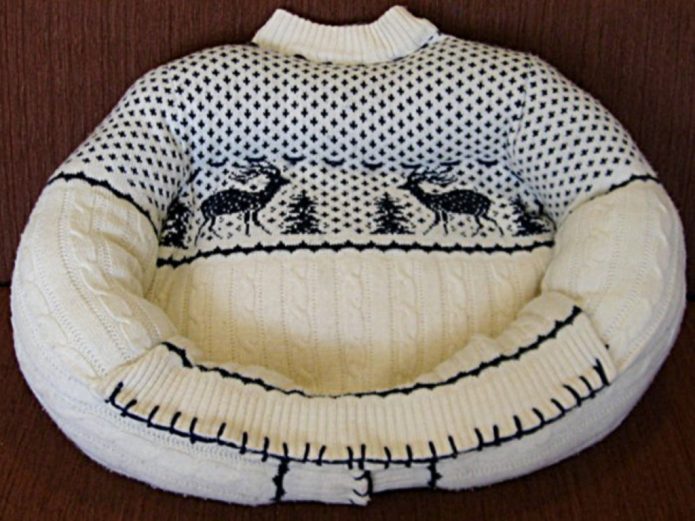 Šuns lova iš seno megztinio