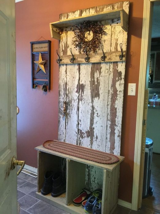 Percha de estilo vintage de una puerta vieja