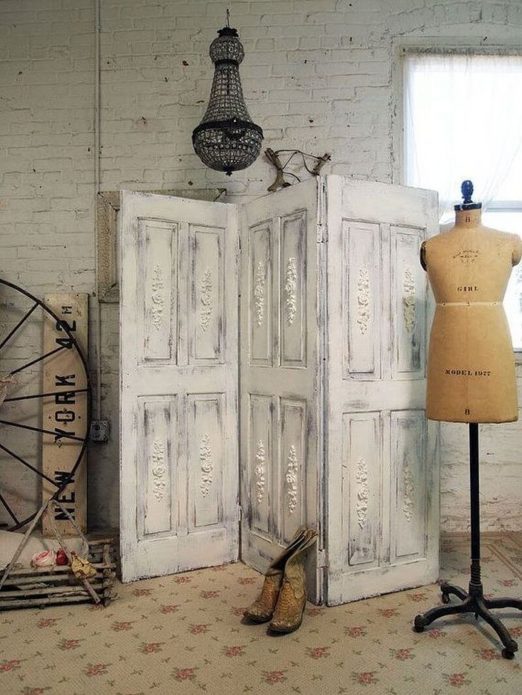 Ekrāns no vecām durvīm no vintage dizaina