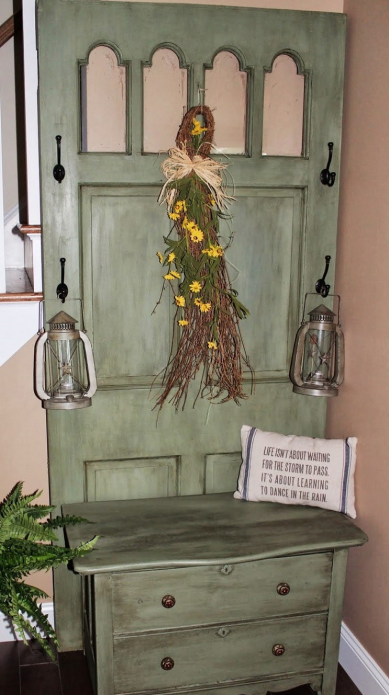 Cabide de uma porta velha com gavetas