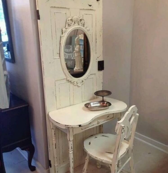 Toalettbord från en gammal dörr