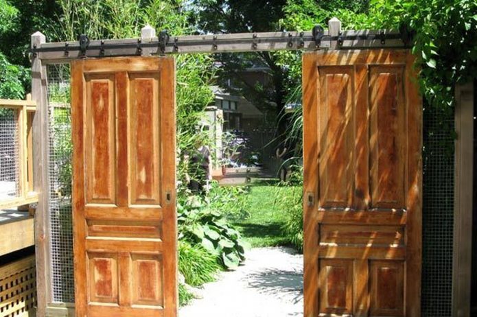 Originele poort van oude deuren