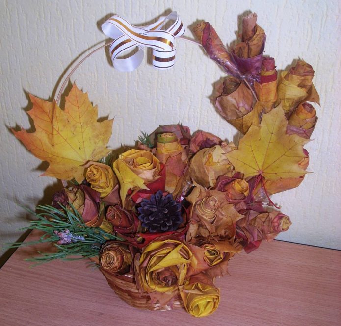 Coș original cu flori din frunze