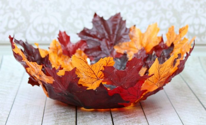 Un elegante plato de hojas de otoño.