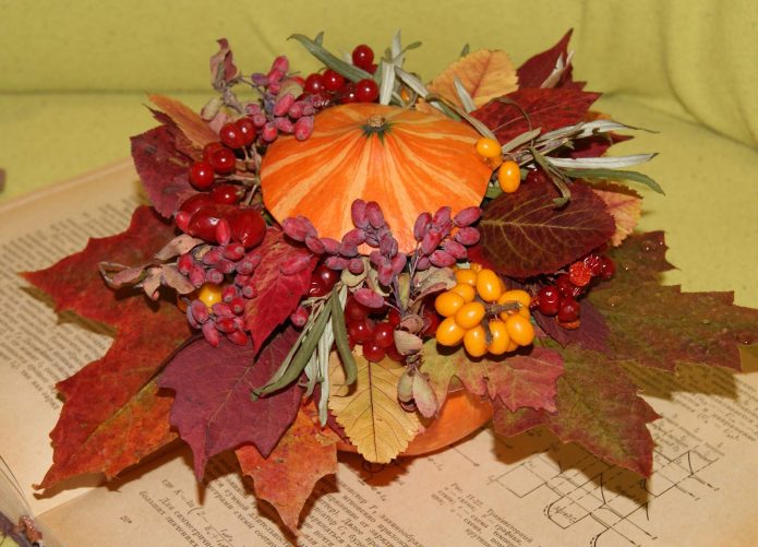 Autumn ikebana mula sa mga dahon, pumpkins at berry