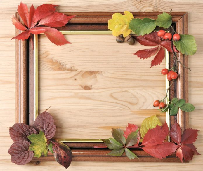 Дървена рамка за снимки, украсена с листа