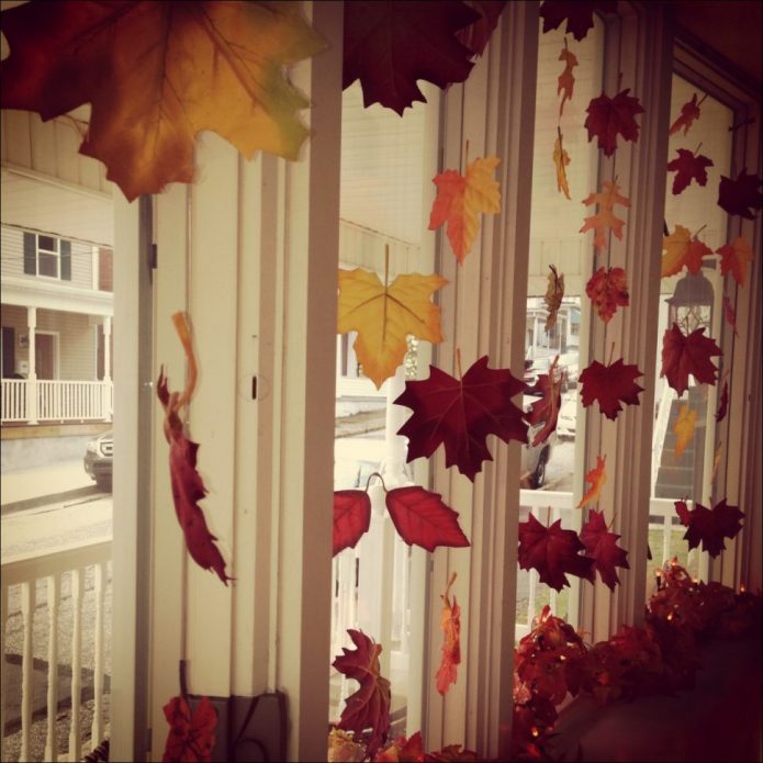 Decoración de ventana con colgantes de hojas