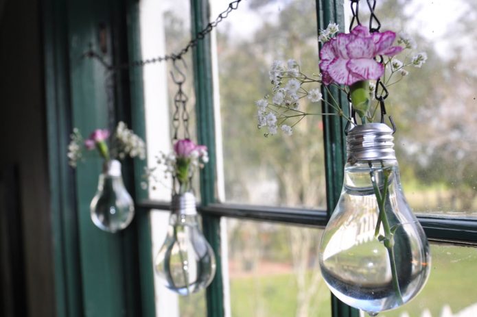 Okenní dekorace visící vázy