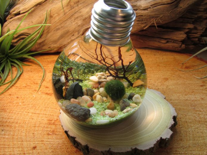 Dekorativni akvarij izrađen od žarulja