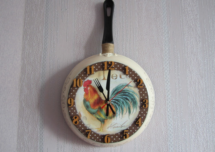 Decoupage pan clock