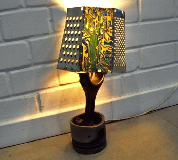 Svjetiljka na zaslonu izrađena od starih sivih tonova