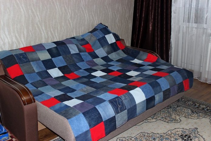 Ljus sängäcke för en soffa från gamla jeans