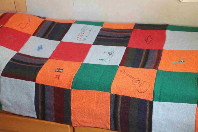 Ang bedspread mula sa knitwear scrap sa kama ng isang tinedyer