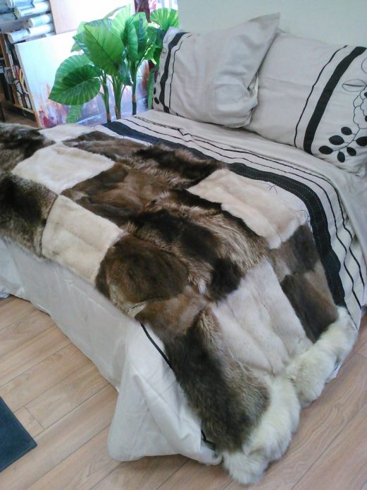 Bedspread mula sa mga lumang fur coats