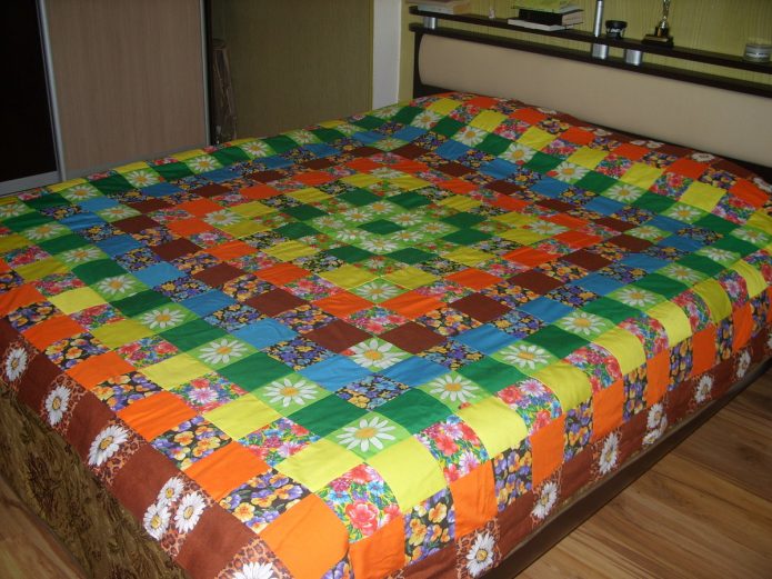 Smuk sengetæppe fra stofstykker