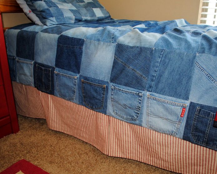Colcha de jeans viejos en la habitación de un adolescente