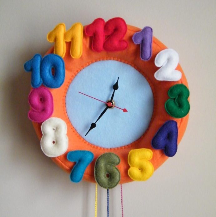 Reloj para niños con decoración de fieltro de colores.