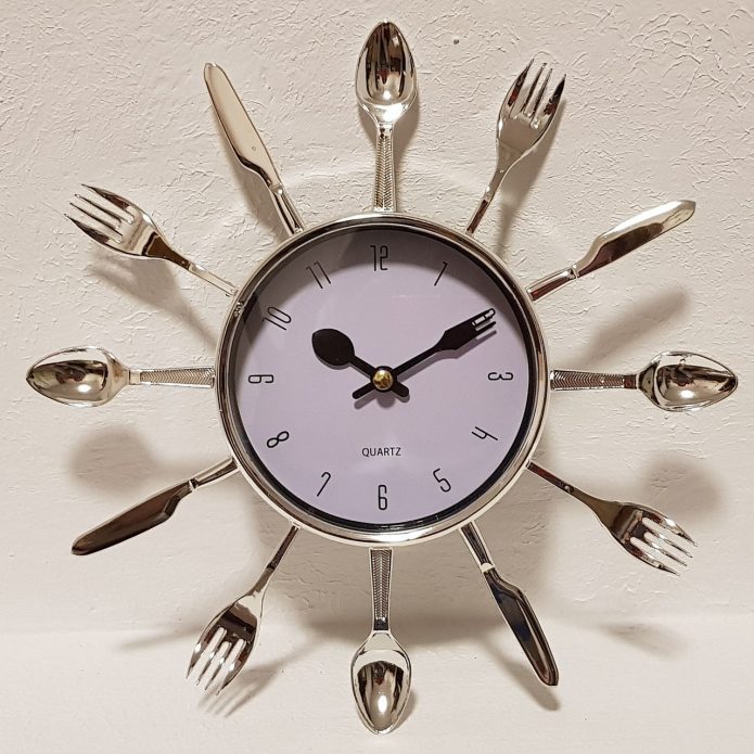 Jam dibingkai dari alat makan