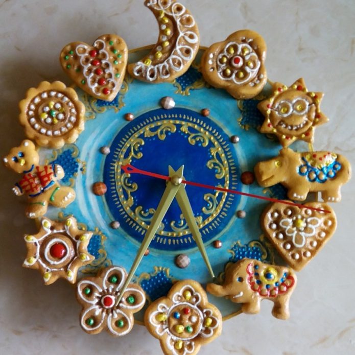 Часовник, украсен с бисквитки