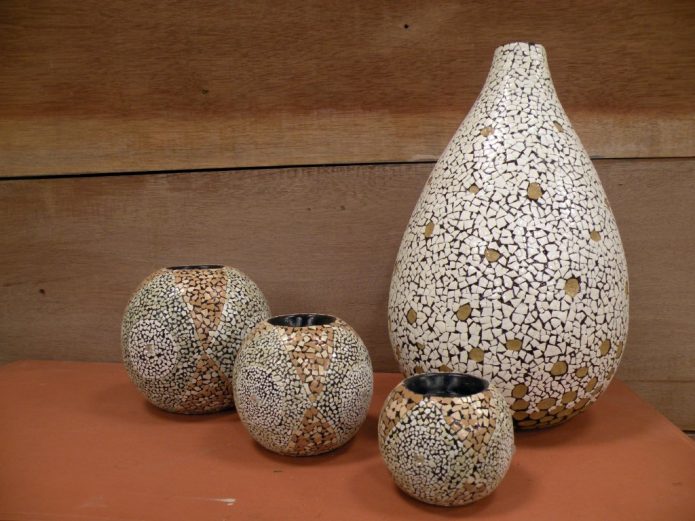 Vases décorés de coquillages