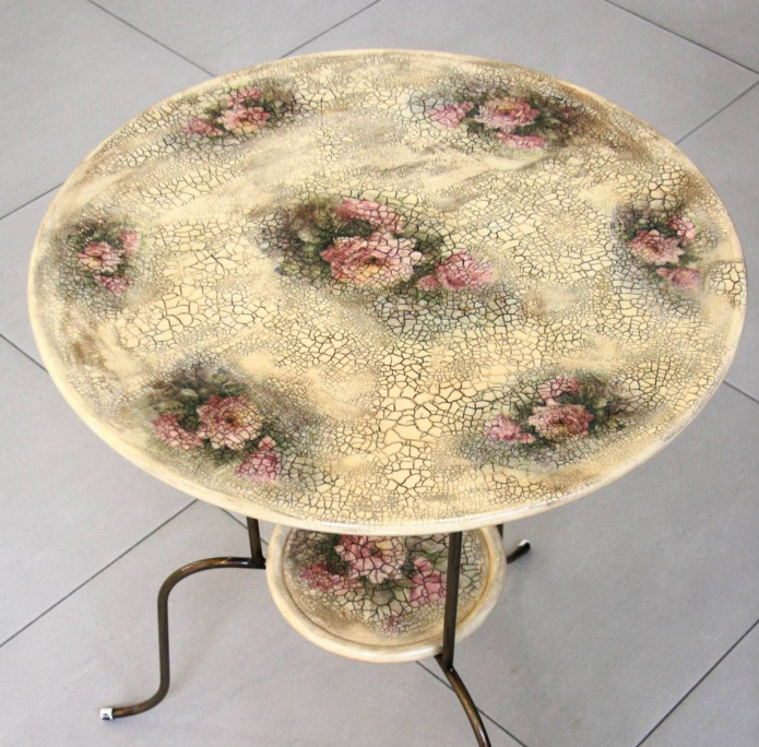 Mesa decorada com conchas de mosaico