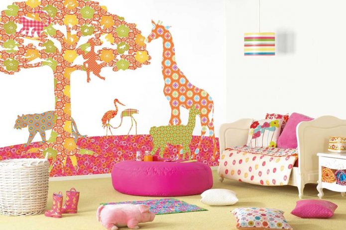 Dekorasyon ng pader sa nursery na may mga labi ng wallpaper