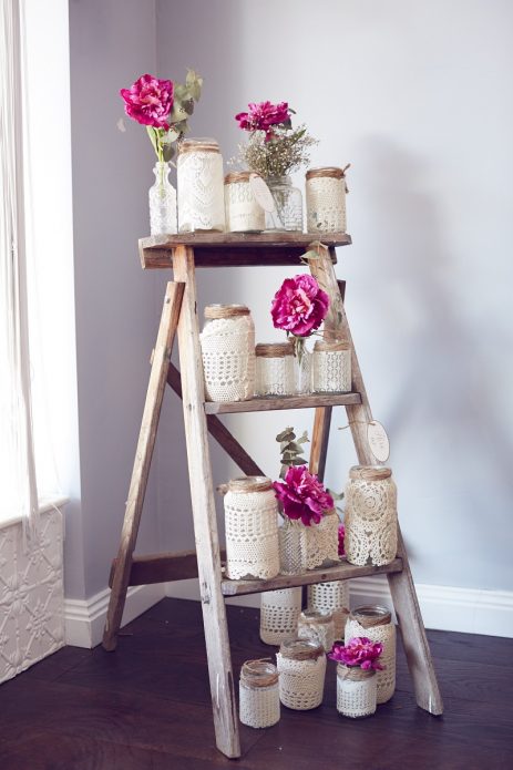 Декор на стълба със свежи цветя