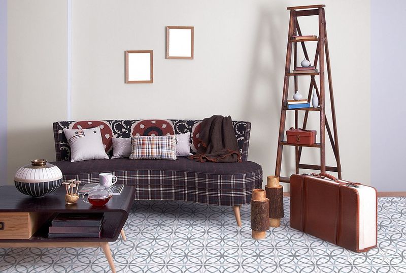 Formas inusuales de usar la escalera de tijera en el interior del apartamento y en el campo