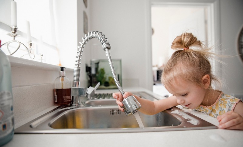 8 stvari koje stalno uranjate u sudoper i to su oni koji ih začepljuju
