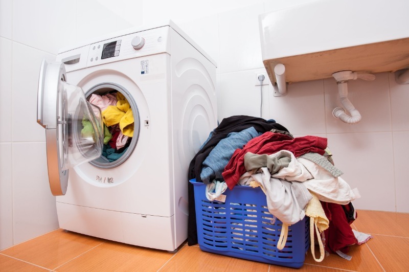 6 offensichtliche Fehler, die Ihre Kleidung beim Waschen verderben