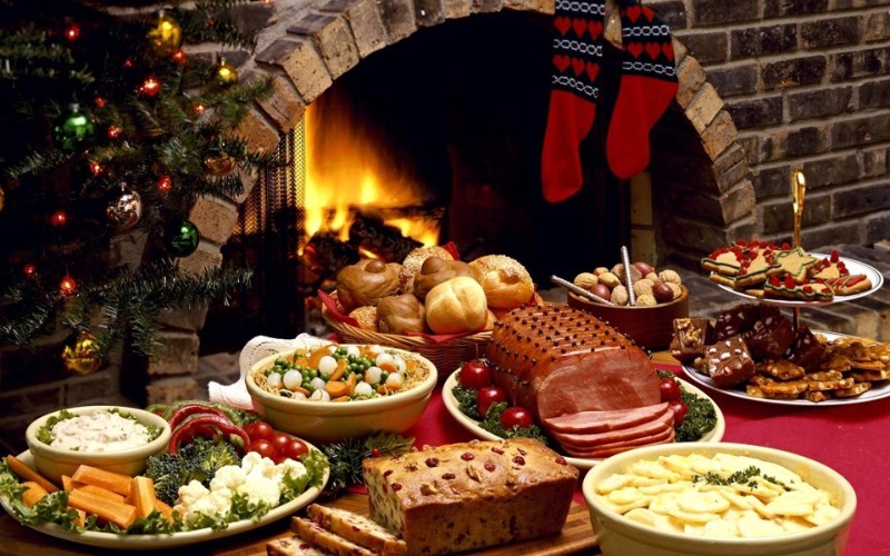 Fleskesteg ، الديك الرومي ، البرش مع الزلابية ، أو ماذا تأكل لعيد الميلاد في بلدان مختلفة