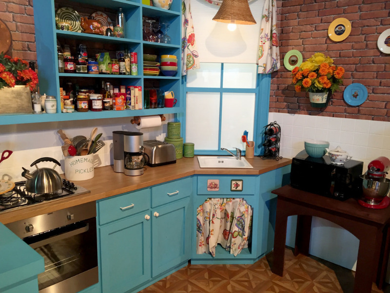 6 szczegółów słynnej kuchni z serii Friends, które można powtórzyć w swoim mieszkaniu
