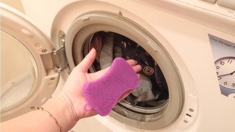 Lors du lavage, ajoutez une éponge en silicone au tambour: utile pour les choses et une machine à laver