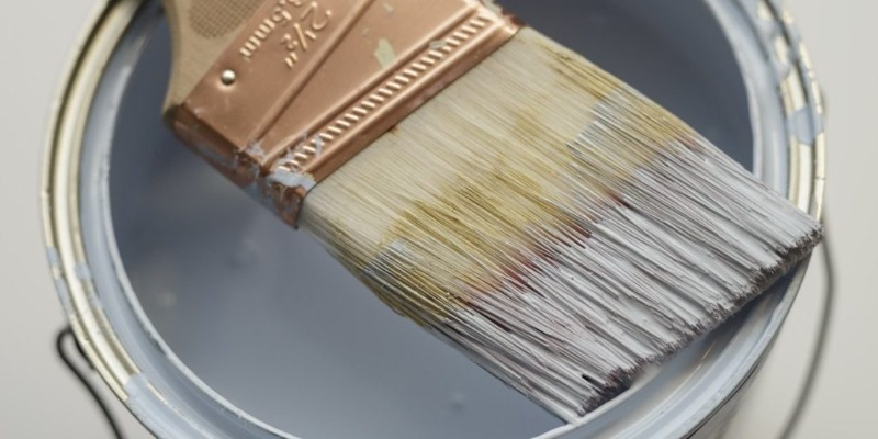 Boya fırçaları ile 4 kullanışlı cankurtaran: boyamayı daha kolay ve daha temiz hale getirmek için